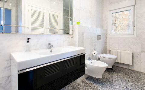 Magdalena: Badezimmer, Flooring, Armatur, Interior Design, Fussboden, Sinken, Bad Sink, Spiegel, Zapfhahn, Decke
