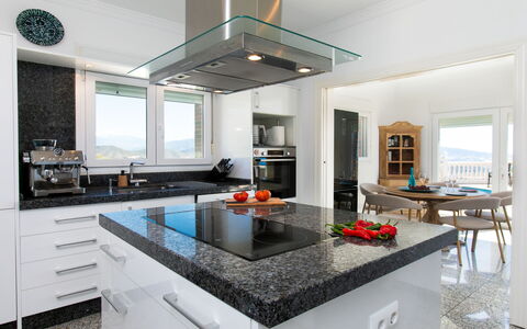 Magdalena: Küche, Countertop, Küchengerät, Interior Design, Cabinetry, Möbel, Flooring, Major Appliance, Haushaltsgerät, Herd