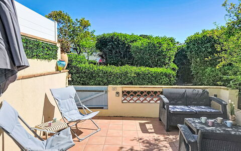 Miramar: Möbel, Strauch, Garten, Gartenmöbel, Schatten, Tisch Im Freien, Stuhl, Terrasse, Hinterhof, Garten