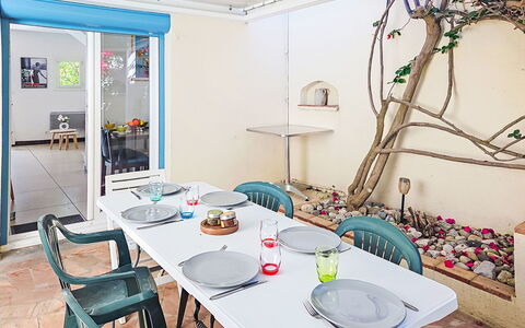 Miramar: Möbel, Strauch, Garten, Gartenmöbel, Schatten, Tisch Im Freien, Stuhl, Terrasse, Hinterhof, Garten