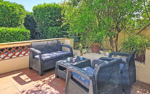 Miramar: Möbel, Strauch, Garten, Gartenmöbel, Schatten, Tisch Im Freien, Stuhl, Terrasse, Hinterhof, Garten