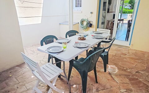 Miramar: Möbel, Strauch, Garten, Gartenmöbel, Schatten, Tisch Im Freien, Stuhl, Terrasse, Hinterhof, Garten