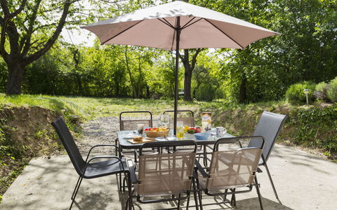 Öreghegy Kis Ház: Möbel, Strauch, Garten, Gartenmöbel, Schatten, Tisch Im Freien, Stuhl, Terrasse, Hinterhof, Garten