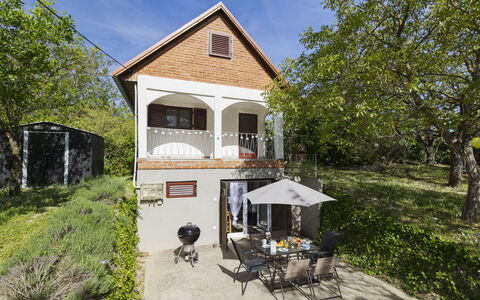 Öreghegy Kis Ház: Möbel, Strauch, Garten, Gartenmöbel, Schatten, Tisch Im Freien, Stuhl, Terrasse, Hinterhof, Garten