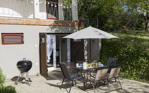 Öreghegy Kis Ház: Möbel, Strauch, Garten, Gartenmöbel, Schatten, Tisch Im Freien, Stuhl, Terrasse, Hinterhof, Garten