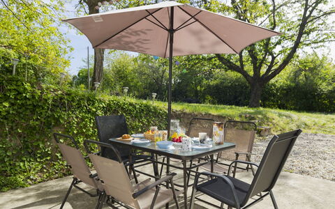 Öreghegy Kis Ház: Möbel, Strauch, Garten, Gartenmöbel, Schatten, Tisch Im Freien, Stuhl, Terrasse, Hinterhof, Garten