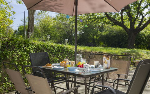 Öreghegy Kis Ház: Möbel, Strauch, Garten, Gartenmöbel, Schatten, Tisch Im Freien, Stuhl, Terrasse, Hinterhof, Garten