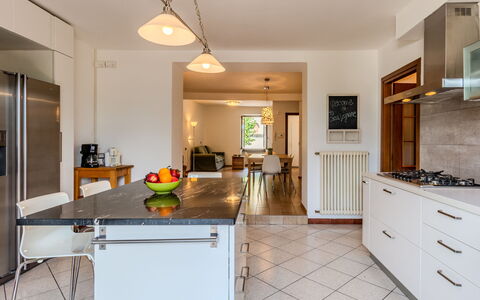 Legnone: Möbel, Interior Design, Flooring, Countertop, Küche, Fussboden, Decke, Holz, Zimmer, Light Fixture