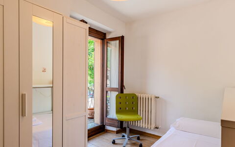Legnone: Möbel, Interior Design, Fussboden, Flooring, Holz, Bett, Schlafzimmer, Zimmer, Decke, Wohnung