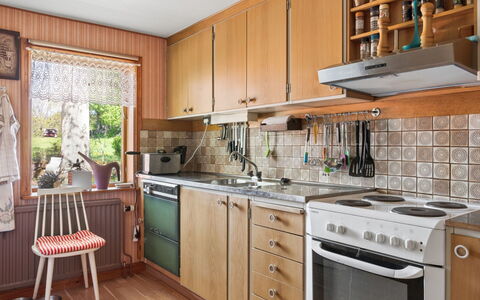 Extorp: Küche, Küchengerät, Countertop, Major Appliance, Cabinetry, Möbel, Flooring, Interior Design, Holz, Herd