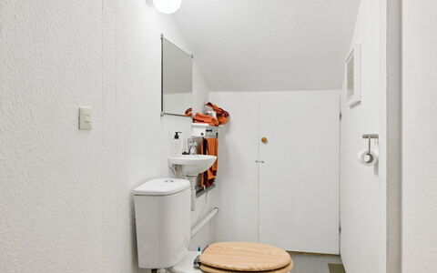 Extorp: Wand, Toilleten Sitz, Armatur, Toilette, Flooring, Interior Design, Fussboden, Installation, Sinken, Badezimmer