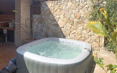 Villa Lina: Badewanne, Armatur, Jacuzzi, Schwimmbad, Zimmerpflanze, Blumentopf, Hinterhof, Water Feature