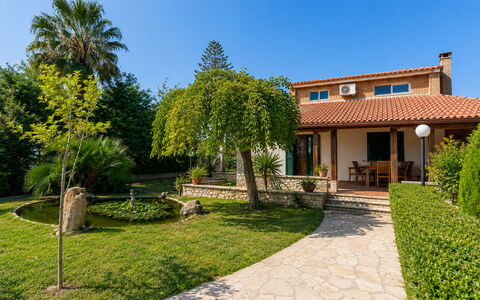 Villa Lina: Strauch, Haus, Wohngebiet, Garten, Zuhause, Schatten, Landscaping, Estate, Hinterhof
