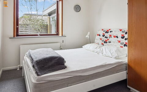 Uolevi - 10Km from the Sea: Möbel, Bett, Interior Design, Wand, Schlafzimmer, Holz, Flooring, Fussboden, Bettdecke, Zimmer