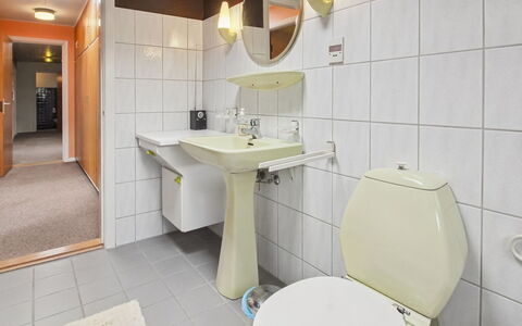 Uolevi - 10Km from the Sea: Bad Sink, Armatur, Sinken, Badezimmer, Flooring, Wand, Interior Design, Fussboden, Zapfhahn, Zimmer