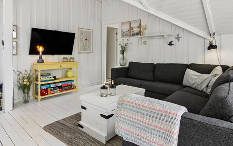 Ilwith - 28Km from the Sea: Holz, Couch, Interior Design, Wohnzimmer, Flooring, Möbel, Decke, Fussboden, Zuhause, Zimmer