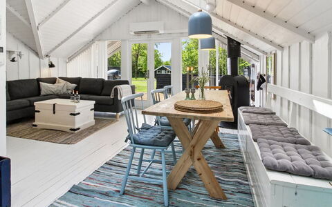 Ilwith - 28Km from the Sea: Möbel, Holz, Flooring, Interior Design, Decke, Holzboden, Fussboden, Couch, Wohnzimmer, Tabelle