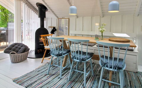 Ilwith - 28Km from the Sea: Möbel, Interior Design, Stuhl, Flooring, Holz, Decke, Fussboden, Tabelle, Küche & Esszimmer Tisch, Light Fixture
