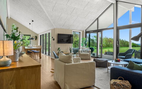 Gerlind - 75M to the Fjord: Decke, Interior Design, Zuhause, Couch, Wohnzimmer, Stuhl, Hütte, Hartholz, Estate