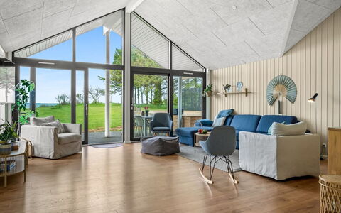 Gerlind - 75M to the Fjord: Flooring, Holz, Interior Design, Möbel, Fussboden, Holzboden, Decke, Stuhl, Laminatboden, Wohnzimmer