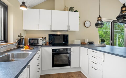 Gerlind - 75M to the Fjord: Countertop, Küche, Küchengerät, Cabinetry, Interior Design, Möbel, Flooring, Major Appliance, Haushaltsgerät, Holz