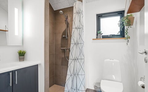 Gerlind - 75M to the Fjord: Flooring, Interior Design, Fussboden, Armatur, Toilette, Toilleten Sitz, Badezimmerschrank, Badezimmer, Decke, Installation