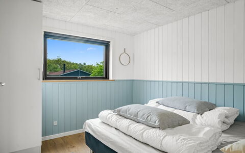 Gerlind - 75M to the Fjord: Schlafzimmer, Interior Design, Decke, Flooring, Bedding, Bett, Bettdecke, Fussboden, Bettrahmen, Zimmer