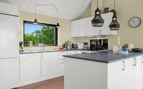Gerlind - 75M to the Fjord: Küche, Countertop, Interior Design, Küchengerät, Flooring, Möbel, Holz, Cabinetry, Decke, Light Fixture