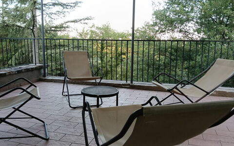 House in the Woods, Pool and Relax in Umbria: Möbel, Stuhl, Gartenmöbel, Tisch Im Freien, Eisen, Schatten, Metall, Klappstuhl, Deck, Balkon