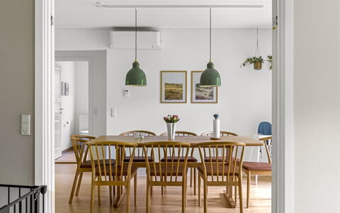 Falka - 30Km from the Sea: Möbel, Interior Design, Flooring, Holz, Esszimmer, Küche & Esszimmer Tisch, Fussboden, Tabelle, Stuhl, Decke
