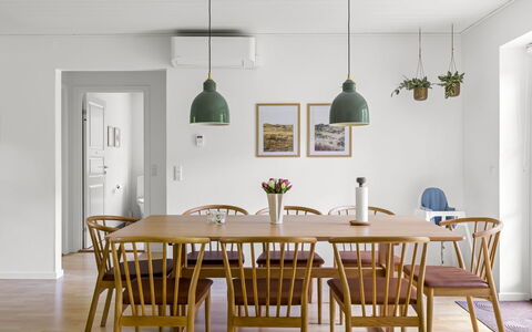 Falka - 30Km from the Sea: Möbel, Holz, Esszimmer, Flooring, Interior Design, Küche & Esszimmer Tisch, Fussboden, Tabelle, Stuhl, Leuchter