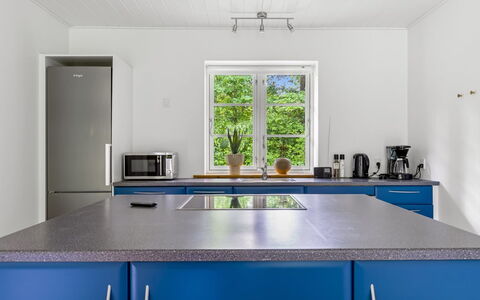 Falka - 30Km from the Sea: Flooring, Küche, Holz, Countertop, Interior Design, Fussboden, Spüle, Cabinetry, Zuhause, Küchengerät