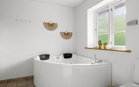 Falka - 30Km from the Sea: Badewanne, Armatur, Flooring, Interior Design, Fussboden, Zapfhahn, Installation, Badezimmer, Jacuzzi