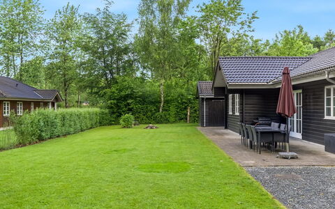 Falka - 30Km from the Sea: Haus, Wohngebiet, Strauch, Dach, Hütte, Zuhause, Garten, Rasen, Ground, Abstellgleis