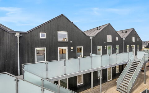 Halldora - 300M from the Sea: Gebäude, Daytime, Wolkenkratzer, Wohnung, Stadtgebiet, Stadt, Wohngebiet, Eigentumswohnung, Metropolitan Area