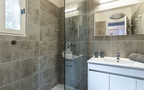 U Sognu: Badezimmer, Armatur, Flooring, Interior Design, Fussboden, Sinken, Bad Sink, Toilette, Badezimmerschrank, Zapfhahn