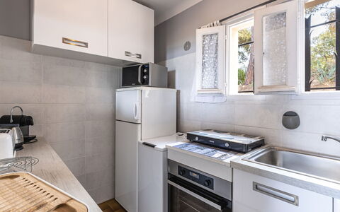 U Sognu: Küchengerät, Küche, Major Appliance, Countertop, Haushaltsgerät, Herd, Cabinetry, Kühlschrank, Interior Design, Flooring