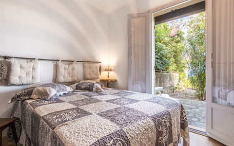 U Sognu: Bett, Schlafzimmer, Interior Design, Bedding, Wand, Möbel, Bettdecke, Fussboden, Flooring, Linens