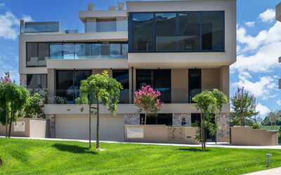 Unterkunft:&nbsp;Petram Villa with Rooftop Pool 121.9