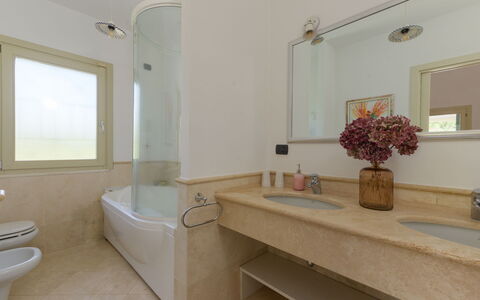 La Sorgente: Badezimmer, Armatur, Wand, Bad Sink, Flooring, Interior Design, Fussboden, Sinken, Zapfhahn, Badewanne