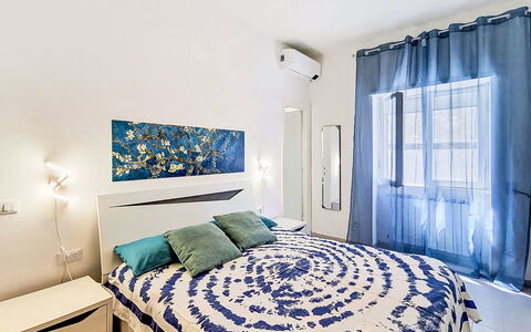 Bemi' Al Mare: Möbel, Blau, Bett, Interior Design, Schlafzimmer, Flooring, Fussboden, Bedding, Bettdecke, Zimmer