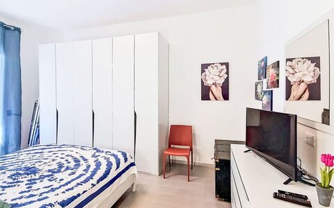 Bemi' Al Mare: Möbel, Interior Design, Bett, Flooring, Wand, Schlafzimmer, Fussboden, Holz, Zimmer, Bettdecke