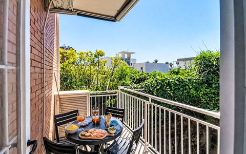 Bemi' Al Mare: Wohngebiet, Wohnung, Balkon, Zuhause, Veranda, Gartenmöbel, Eigentumswohnung, Schatten, Stuhl, Tisch Im Freien