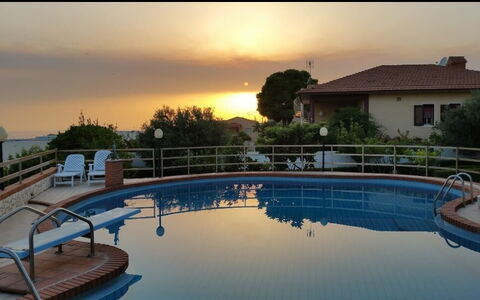 Villa Sole Mare: Schwimmbad, Resort, Schatten, Eco Hotel, Ferienort, Gartenmöbel, Hotel