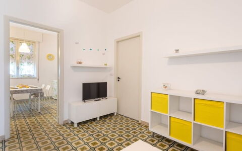 Villa Sole Mare: Flooring, Fussboden, Interior Design, Zimmer, Decke, Wohnung, Formen, Fliese, Regale