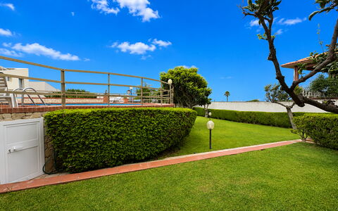 Villa Sole Mare: Garten, Landscaping, Rasen, Schatten, Hecke, Park, Garten, Kunstrasen, Walkway