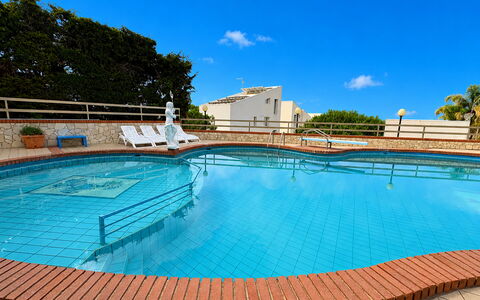 Villa Sole Mare: Schwimmbad, Gartenmöbel, Resort, Schatten, Freizeit, Thermae, Hotel, Eco Hotel, Holzbeize, Freizeitzentrum