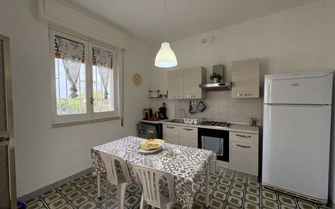 Villa Sole Mare: Möbel, Flooring, Interior Design, Fussboden, Holz, Major Appliance, Küchengerät, Küche, Zimmer, Beleuchtung