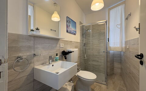 Villa Sole Mare: Badezimmer, Flooring, Armatur, Fussboden, Toilleten Sitz, Toilette, Bad Sink, Interior Design, Sinken, Zapfhahn