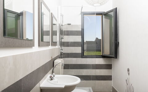 Villa Costa: Wand, Bad Sink, Armatur, Interior Design, Flooring, Badezimmer, Fussboden, Sinken, Installation, Zapfhahn